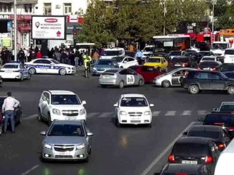 Bakıda ticarət obyektləri yanır