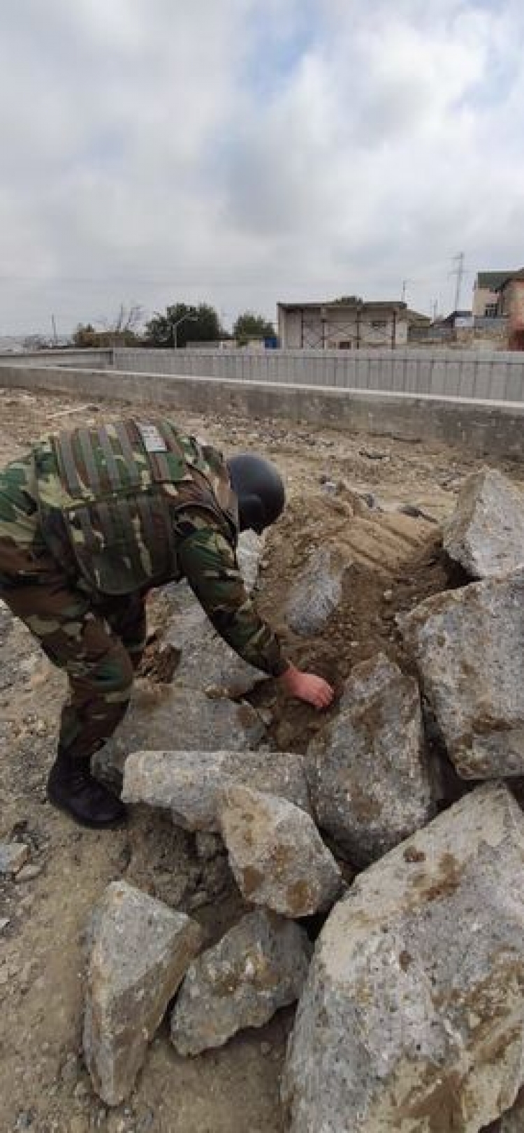 Bakının mərkəzində qumbara tapılıb -