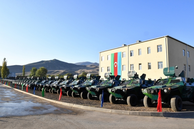Prezident və xanımı DSX-nin yeni hərbi hissə kompleksinin açılışında -