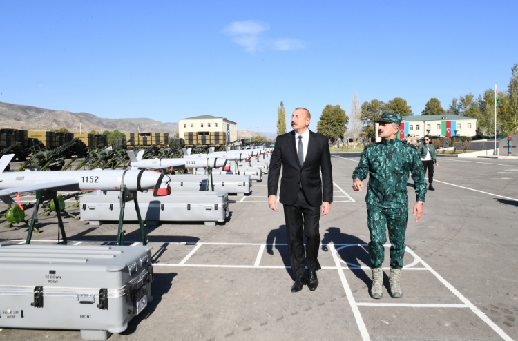 Prezident və xanımı DSX-nin yeni hərbi hissə kompleksinin açılışında -