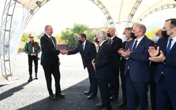 Prezidentlə xanımı ictimaiyyət nümayəndələri ilə görüşüb -