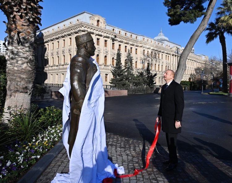 Bakıda Hacı Zeynalabdin Tağıyevin heykəlinin açılışı olub -