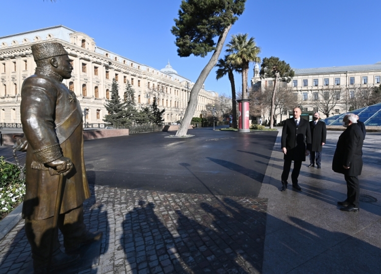 Bakıda Hacı Zeynalabdin Tağıyevin heykəlinin açılışı olub -
