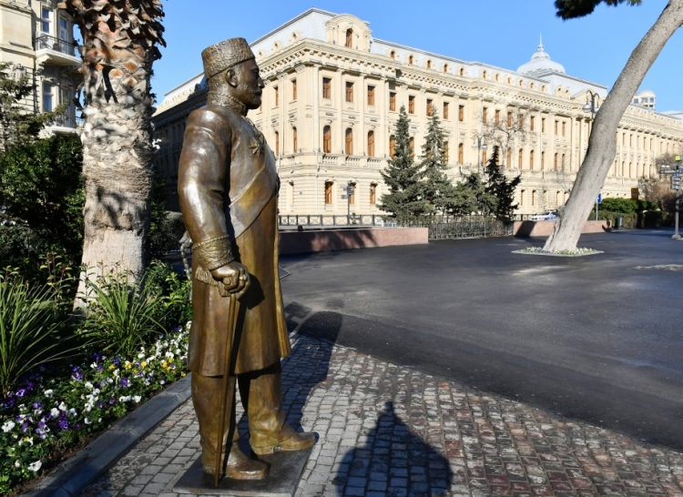 Bakıda Hacı Zeynalabdin Tağıyevin heykəlinin açılışı olub -