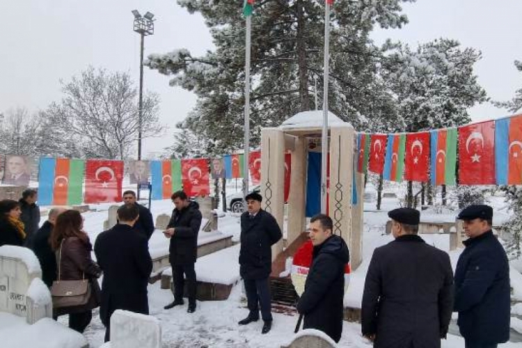Səfir Rəsulzadənin məzarını ziyarət edib