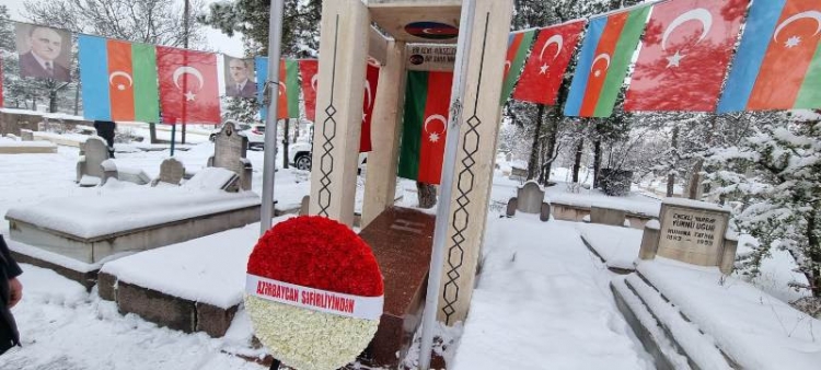 Səfir Rəsulzadənin məzarını ziyarət edib