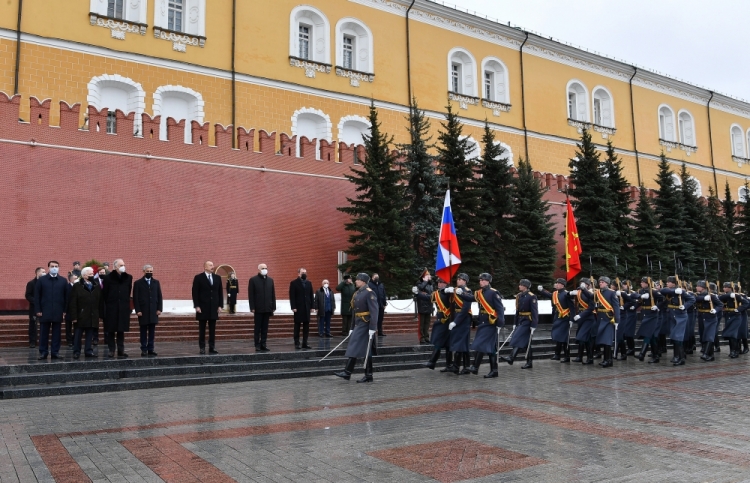 İlham Əliyev Moskvada naməlum əsgərin məzarını ziyarət edib -