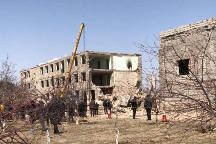 Naxçıvanda məktəb binası çöküb: