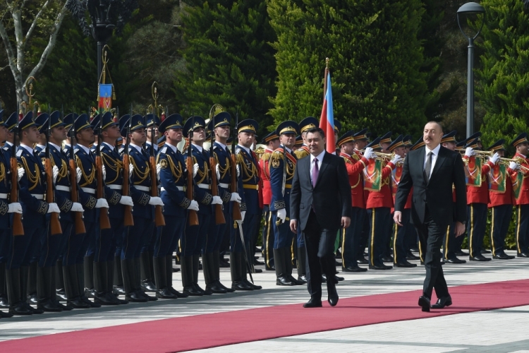 Sadır Japarov Bakıda rəsmi qarşılandı