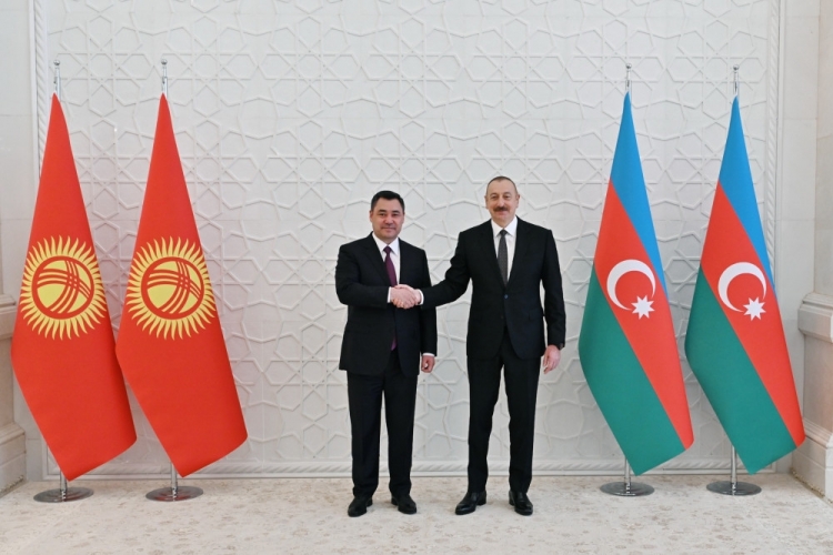 Sadır Japarov Bakıda rəsmi qarşılandı