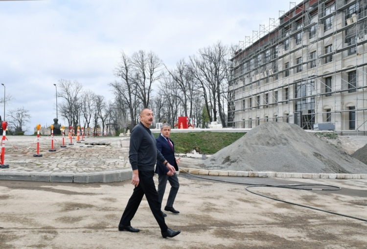 İlham Əliyev Şuşada inzibati binanın təmiri ilə tanış olub