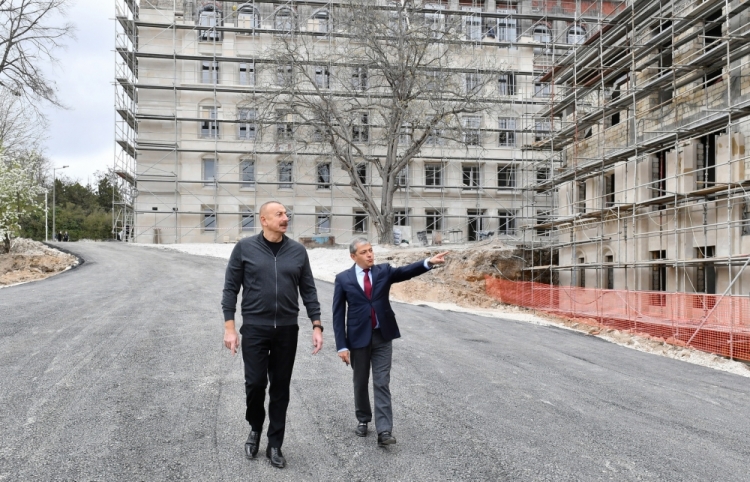 İlham Əliyev Şuşada inzibati binanın təmiri ilə tanış olub