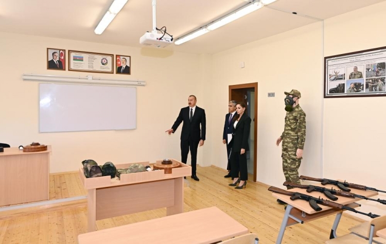 İlham Əliyev və Mehriban Əliyeva Sabunçuda məktəbin açılışında iştirak ediblər -
