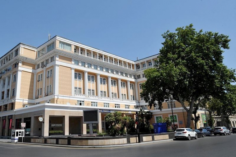Bakıda ağacları kəsib yerində parkinq saldılar -