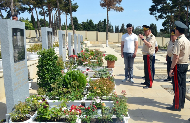 Baş Qərargah rəisi İkinci Şəhidlər xiyabanını ziyarət edib