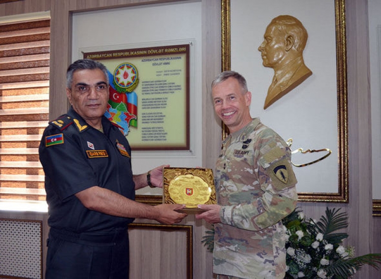 ABŞ generalı Azərbaycanda hərbi hissəni ziyarət edib