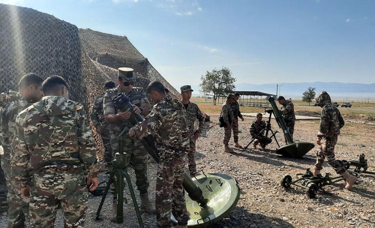 “Artilleriya atəşinin ustaları” müsabiqəsində silah və hərbi texnikaya baxış keçirilib -