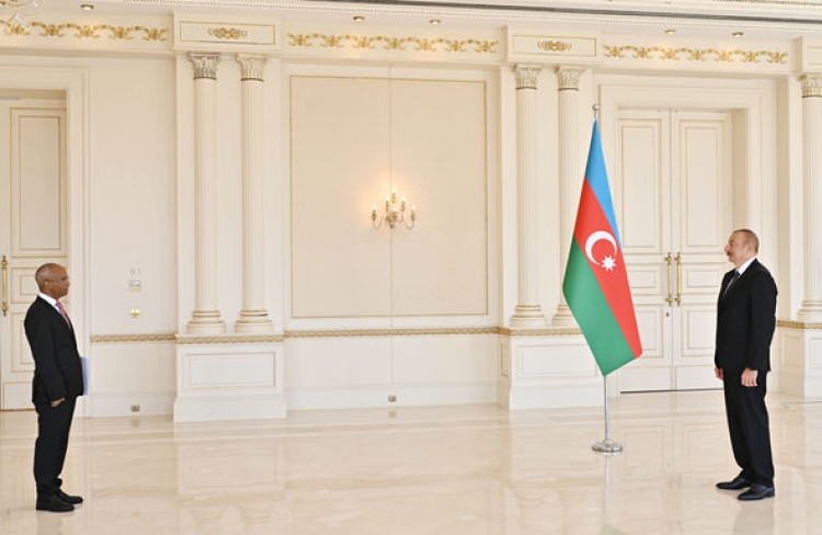 Prezident 5 ölkənin Azərbaycana yeni təyin olunmuş səfirlərinin etimadnaməsini qəbul edib