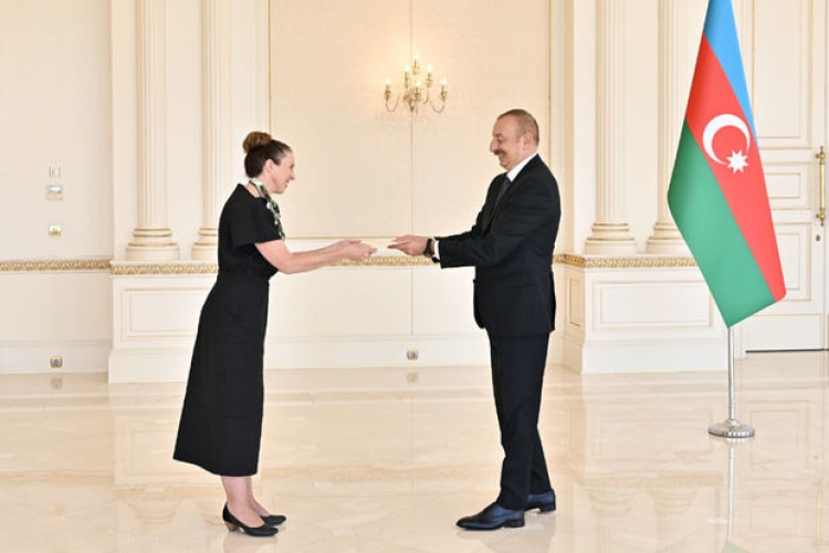 Prezident 5 ölkənin Azərbaycana yeni təyin olunmuş səfirlərinin etimadnaməsini qəbul edib