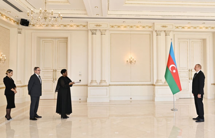 Prezident 5 ölkənin Azərbaycana yeni təyin olunmuş səfirlərinin etimadnaməsini qəbul edib