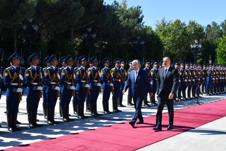İlham Əliyev Kasım-Jomart Tokayevi qarşıladı -