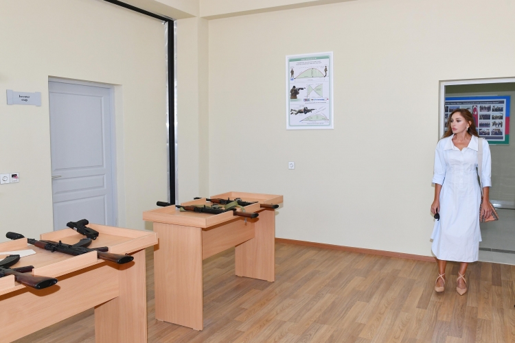 Mehriban Əliyeva məktəb və körpələr evi-uşaq bağçasının açılışlarında iştirak edib -