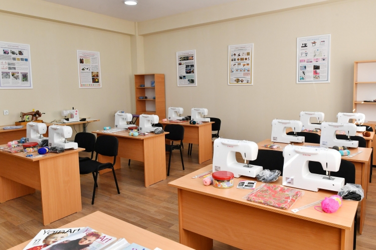 Mehriban Əliyeva məktəb və körpələr evi-uşaq bağçasının açılışlarında iştirak edib -