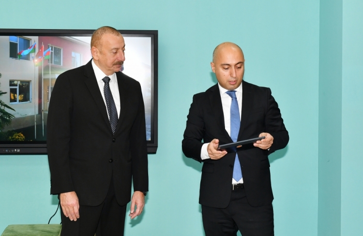 İlham Əliyev Sarayda yeni inşa edilən məktəbdə yaradılan şəraitlə tanış olub -