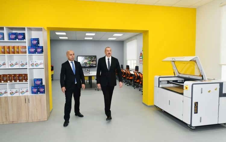 İlham Əliyev Sarayda yeni inşa edilən məktəbdə yaradılan şəraitlə tanış olub -