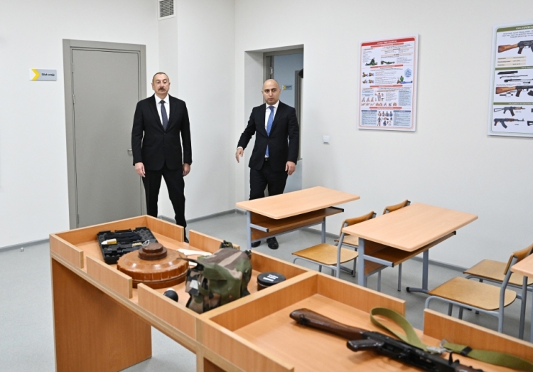 İlham Əliyev Sarayda yeni inşa edilən məktəbdə yaradılan şəraitlə tanış olub -
