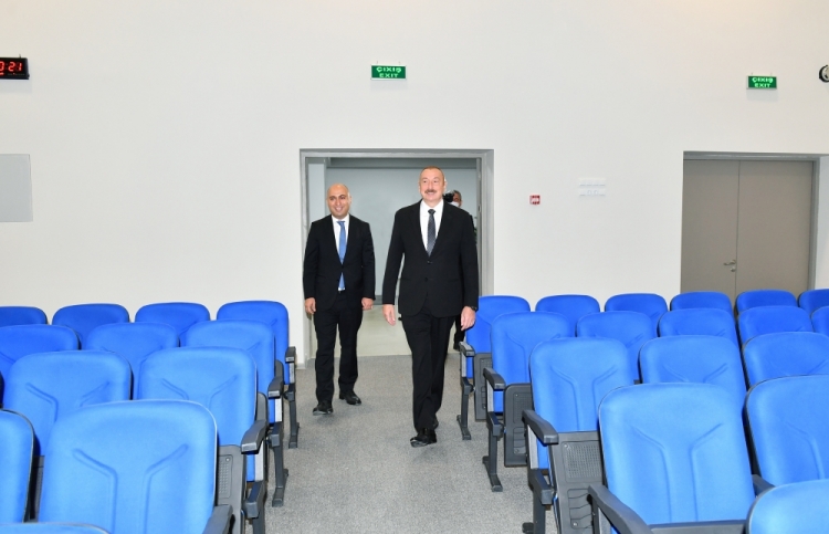 İlham Əliyev Sarayda yeni inşa edilən məktəbdə yaradılan şəraitlə tanış olub -