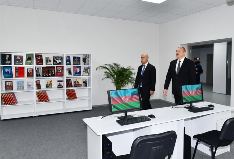 İlham Əliyev Sarayda yeni inşa edilən məktəbdə yaradılan şəraitlə tanış olub -