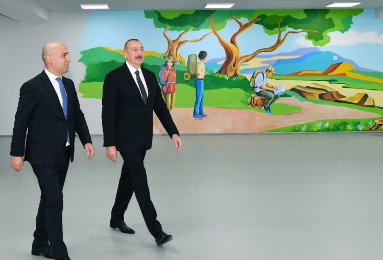 İlham Əliyev Sarayda yeni inşa edilən məktəbdə yaradılan şəraitlə tanış olub -