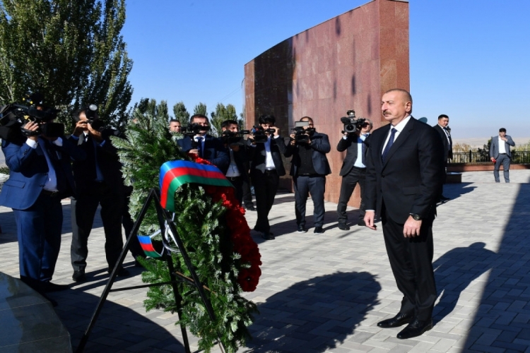 İlham Əliyev Bişkekdə “Ata-Beyit” Milli Tarixi-Memorial Kompleksini ziyarət edib