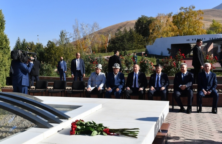 İlham Əliyev Bişkekdə “Ata-Beyit” Milli Tarixi-Memorial Kompleksini ziyarət edib