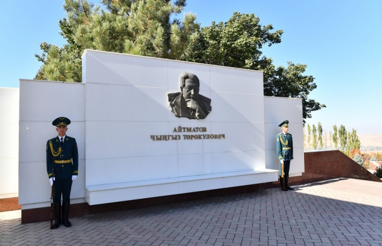 İlham Əliyev Bişkekdə “Ata-Beyit” Milli Tarixi-Memorial Kompleksini ziyarət edib