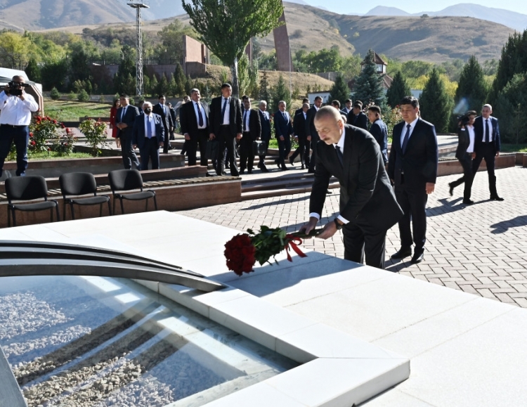 İlham Əliyev Bişkekdə “Ata-Beyit” Milli Tarixi-Memorial Kompleksini ziyarət edib