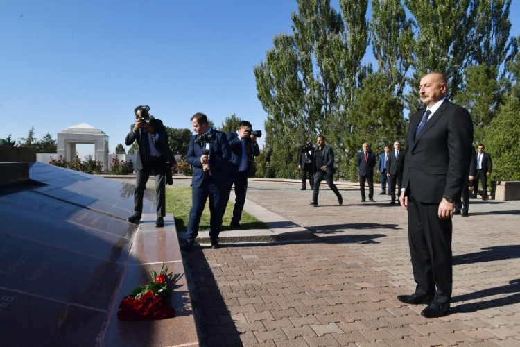 İlham Əliyev Bişkekdə “Ata-Beyit” Milli Tarixi-Memorial Kompleksini ziyarət edib