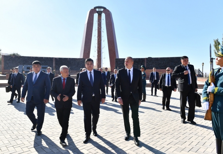 İlham Əliyev Bişkekdə “Ata-Beyit” Milli Tarixi-Memorial Kompleksini ziyarət edib