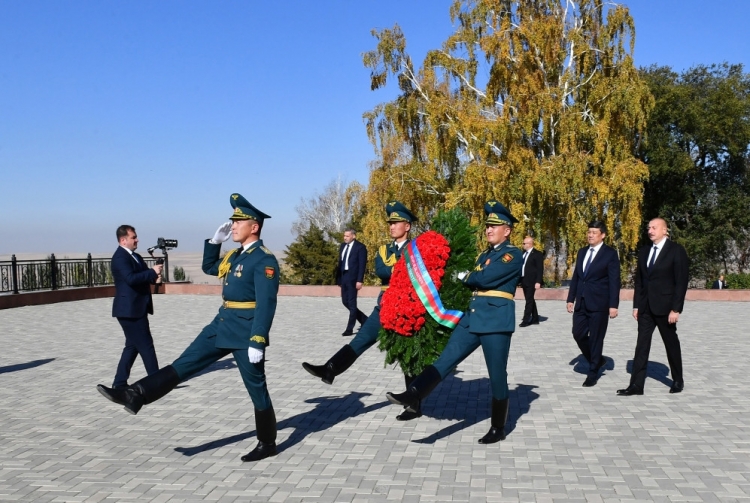 İlham Əliyev Bişkekdə “Ata-Beyit” Milli Tarixi-Memorial Kompleksini ziyarət edib