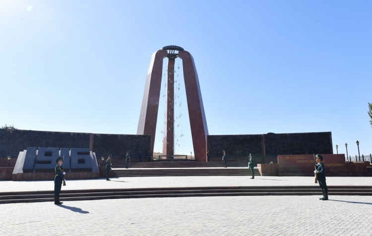 İlham Əliyev Bişkekdə “Ata-Beyit” Milli Tarixi-Memorial Kompleksini ziyarət edib