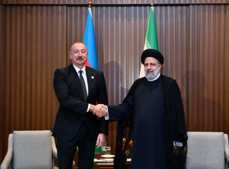 İlham Əliyev İbrahim Rəisi ilə görüşüb