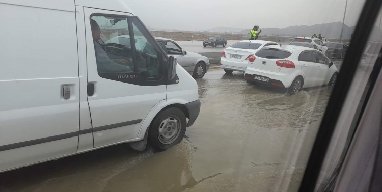 Magistral su kəmərində qəza baş verib, Bakı-Qazax yolunu su basıb -