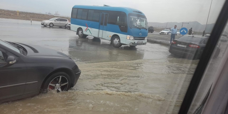 Magistral su kəmərində qəza baş verib, Bakı-Qazax yolunu su basıb -