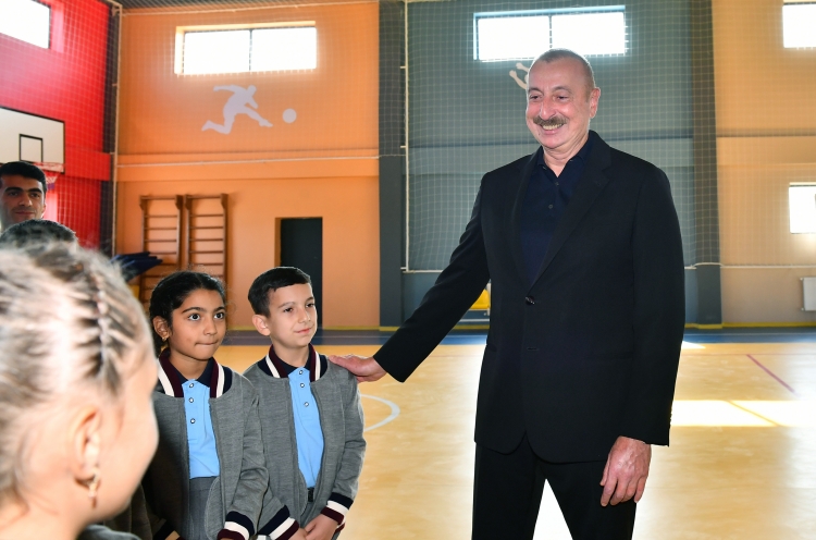 Prezident və xanımı Ağalı kənd orta məktəbinin şagird-müəllim kollektivi və sakinlərlə görüşüb -