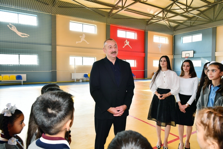 Prezident və xanımı Ağalı kənd orta məktəbinin şagird-müəllim kollektivi və sakinlərlə görüşüb -