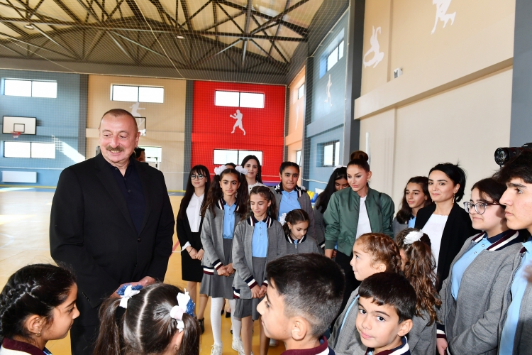 Prezident və xanımı Ağalı kənd orta məktəbinin şagird-müəllim kollektivi və sakinlərlə görüşüb -
