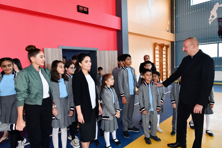 Prezident və xanımı Ağalı kənd orta məktəbinin şagird-müəllim kollektivi və sakinlərlə görüşüb -