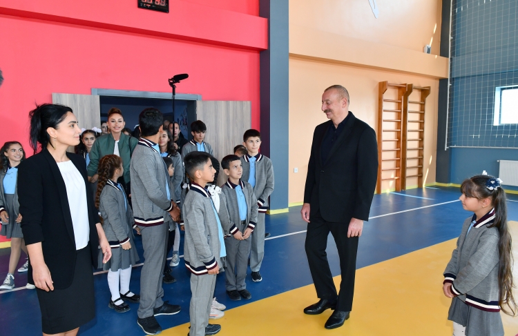 Prezident və xanımı Ağalı kənd orta məktəbinin şagird-müəllim kollektivi və sakinlərlə görüşüb -