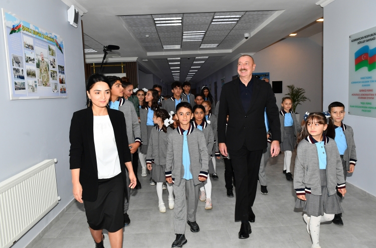 Prezident və xanımı Ağalı kənd orta məktəbinin şagird-müəllim kollektivi və sakinlərlə görüşüb -
